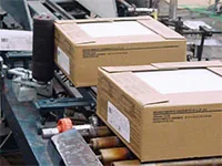 Caixas etiquetadas automaticamente pela etiquetadora Brame em uma esteira